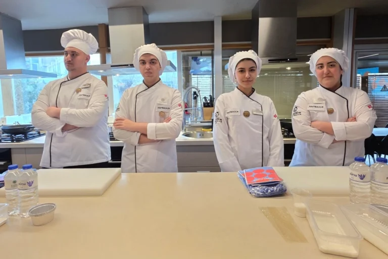 Gastro Genç yarışması finalistleri, ünlü şef Danilo Zanna ile İstanbul'da mutfak eğitimi aldı.