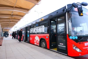 Sakarya'da hizmet veren metrobüsler, ücretli tarifeye geçiş ve sefer sayılarının artırılmasını gösteren görsel.