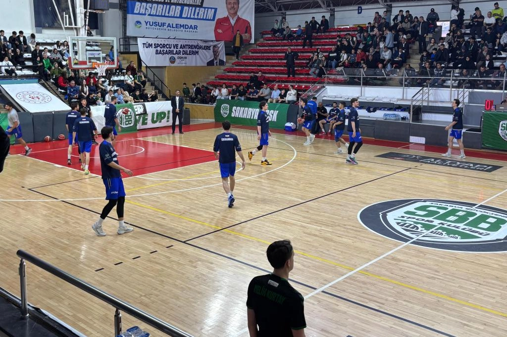 Kütahya Belediye Başkanı Eyüp Kahveci, Kütahya Belediyespor Erkek Basketbol Takımı'na yarı final maçında destek veriyor.