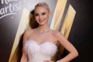 Nevide Çiçek, Nightlife Dergisi gecesinde meslek onur ödülü alırken