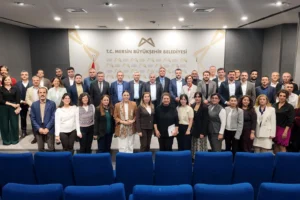 Mersin Büyükşehir Belediyesi'nin kalite ve iş sağlığı güvenliği yönetim sistemleri denetimlerinden başarıyla geçtiğini gösteren logo ve sertifikalar