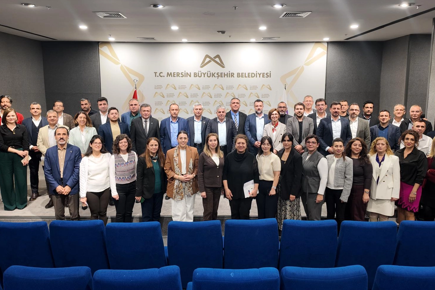 Mersin Büyükşehir Belediyesi'nin kalite ve iş sağlığı güvenliği yönetim sistemleri denetimlerinden başarıyla geçtiğini gösteren logo ve sertifikalar