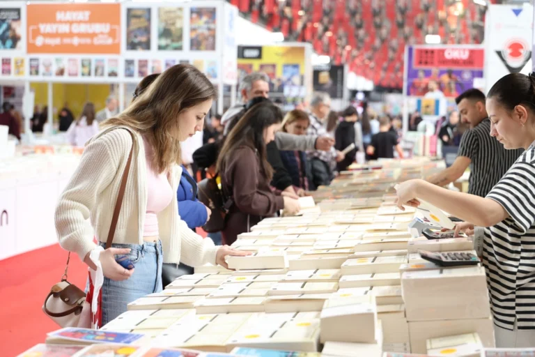 Osmangazi Belediyesi'nin TÜYAP Bursa Kitap Fuarı'ndaki imza günü etkinliği