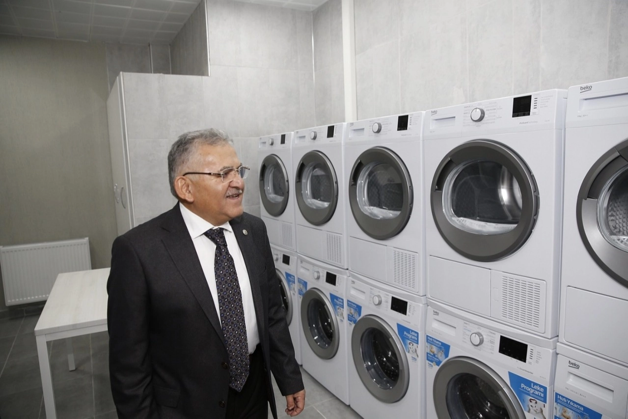 Kayseri Büyükşehir Belediyesi tarafından üniversite öğrencilerine sunulan ücretsiz çamaşır yıkama hizmeti
