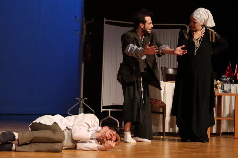 Osmangazi Belediyesi'nin sahnelediği 'Taksiratli Şekibe' tiyatro oyunu büyük ilgi gördü.