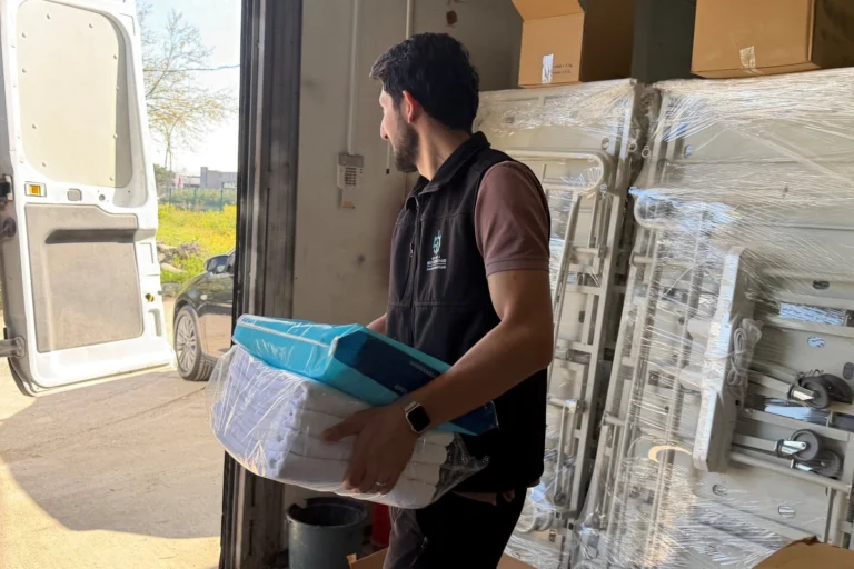 Kocaeli Büyükşehir Belediyesi'nin yatağa bağımlı vatandaşlara hasta karyolası ve bakım ekipmanları desteği