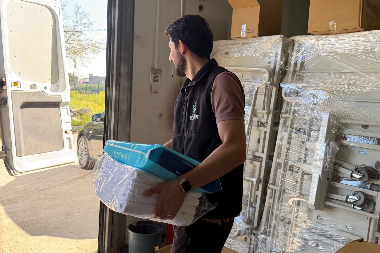 Kocaeli Büyükşehir Belediyesi'nin yatağa bağımlı vatandaşlara hasta karyolası ve bakım ekipmanları desteği