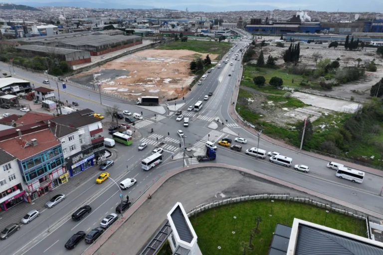Kocaeli Büyükşehir Belediyesi'nin Gebze'de yenilediği Ankara Caddesi'nden bir görünüm