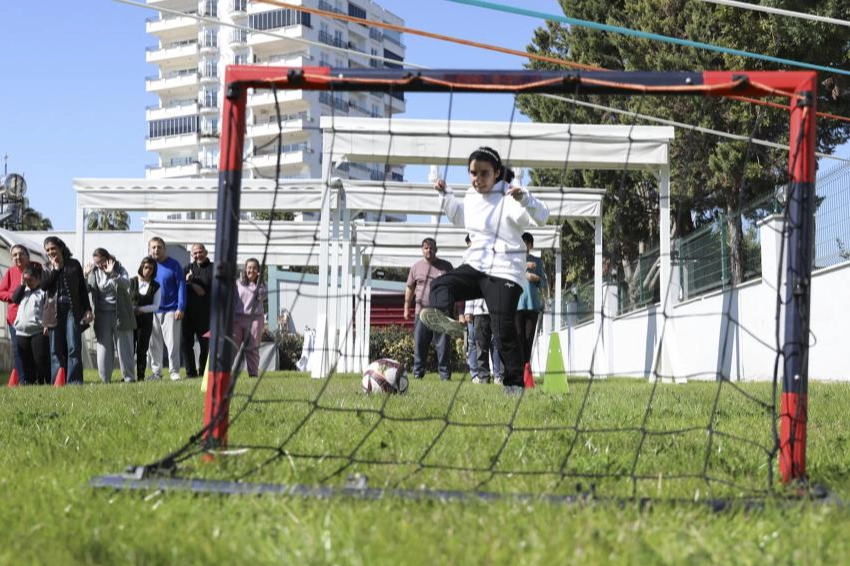 Mersin Engelsiz Yaşam Parkı'nda özel gereksinimli bireyler ve aileleri sosyalleşiyor