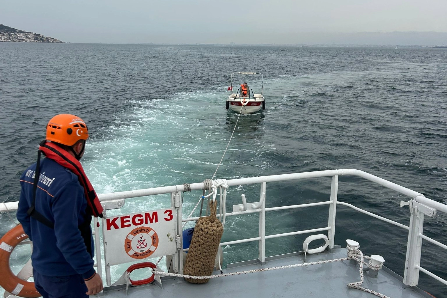 Kıyı Emniyeti ekipleri tarafından Küçükyalı açıklarında kurtarılan teknenin görseli