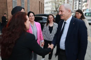 Gebze Belediyesi'nin düzenlediği kültür ve tarih gezisine katılan kadın muhtarlar topluluğu.