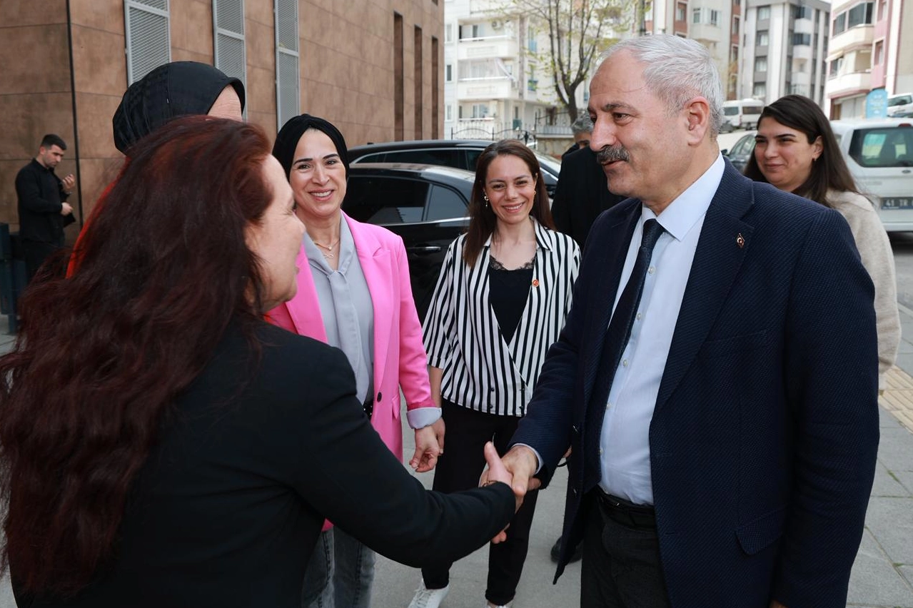 Gebze Belediyesi'nin düzenlediği kültür ve tarih gezisine katılan kadın muhtarlar topluluğu.