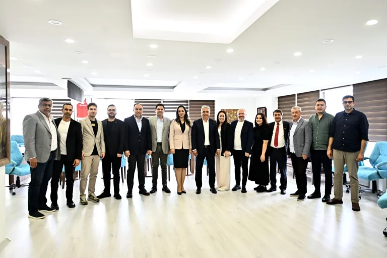 Muratpaşa Belediyespor yeni yönetim kurulu üyelerinin toplu fotoğrafı