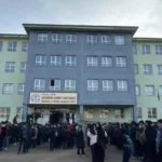 Siverek'te bir okulda meydana gelen silahlı saldırı sonrası adli incelemeler sürüyor, 20 kişi gözaltına alındı.