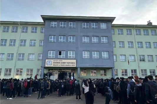 Siverek'te bir okulda meydana gelen silahlı saldırı sonrası adli incelemeler sürüyor, 20 kişi gözaltına alındı.