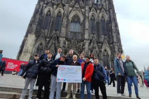 Keşanlı gençlerin Almanya'daki staj programına katılımını gösteren grup fotoğrafı