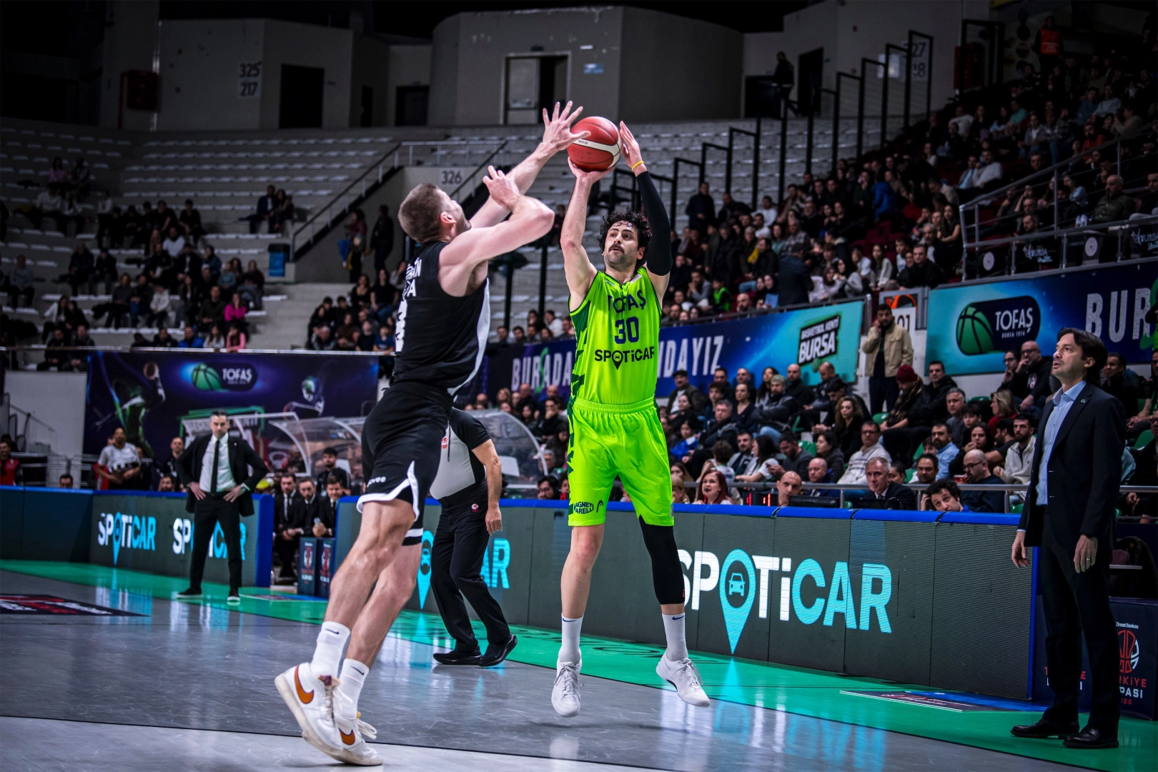 TOFAŞ ve Beşiktaş GAİN basketbol takımlarının kritik lig maçı görseli