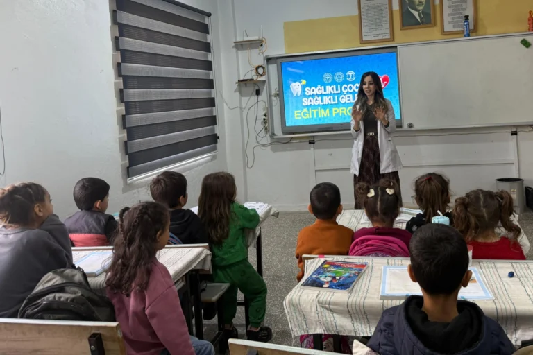 Batman'da bir ilkokulda öğrencilere hijyen eğitimi verilirken çekilmiş fotoğraf