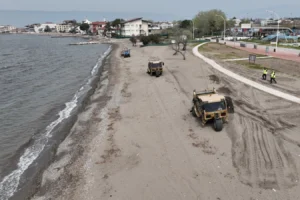 Bursa'nın sahilleri yaz sezonuna hazır hale getiriliyor, temizlik ve düzenleme çalışmaları yapılıyor.