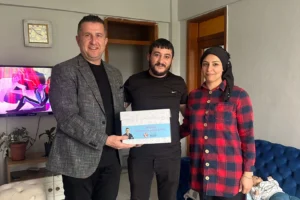 Lalapaşa Belediye Başkanı Zafer Sezgin Geldi'nin yeni doğan bebekli aileleri evlerinde ziyaret etmesi