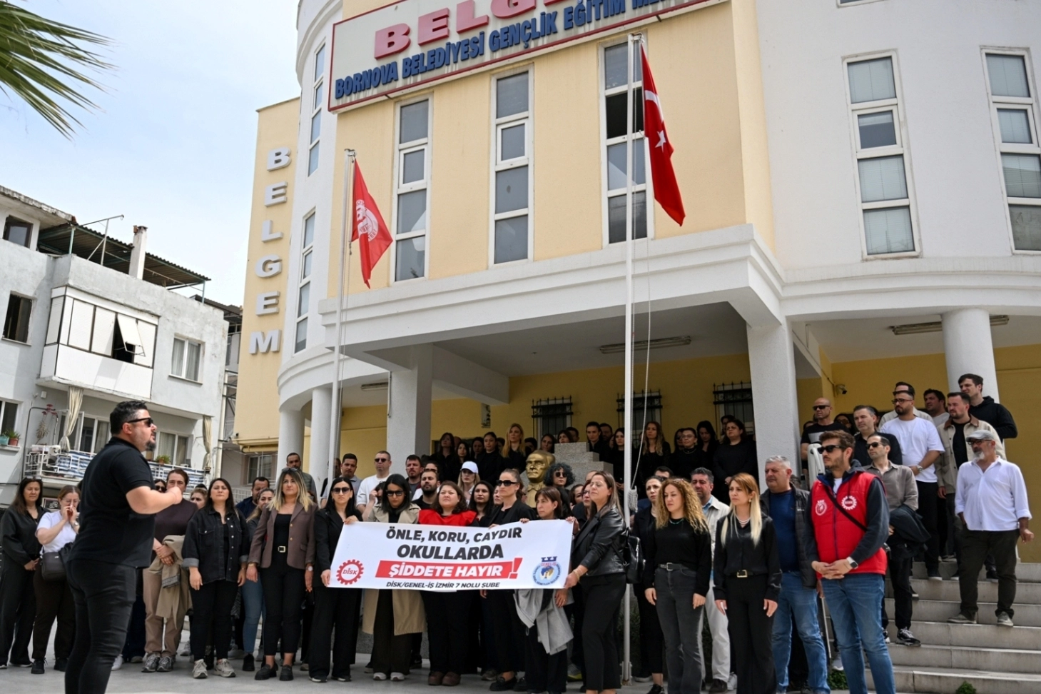 İzmir Bornova'da eğitim emekçileri okul şiddetine karşı iş bıraktı.