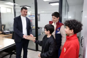 Kayseri Talas'ta 3 çocuk, buldukları içinde para ve kimlik olan cüzdanı zabıtaya teslim etti.