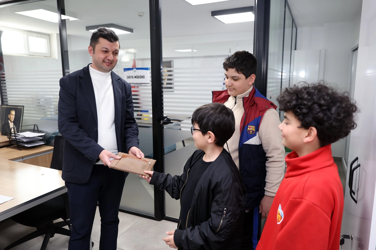 Kayseri Talas'ta 3 çocuk, buldukları içinde para ve kimlik olan cüzdanı zabıtaya teslim etti.
