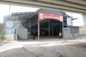 Edirne Balkan Pazarı tabelası ve modernleşmiş pazar alanı