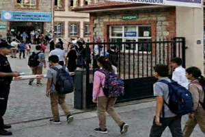 İçişleri Bakanlığı, Kahramanmaraş'taki saldırı sonrası okullarda güvenlik tedbirlerini artırdı.