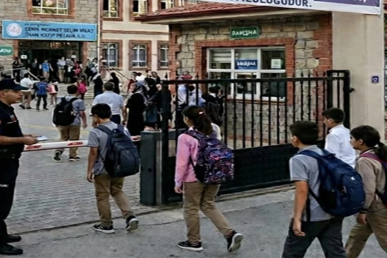 İçişleri Bakanlığı, Kahramanmaraş'taki saldırı sonrası okullarda güvenlik tedbirlerini artırdı.
