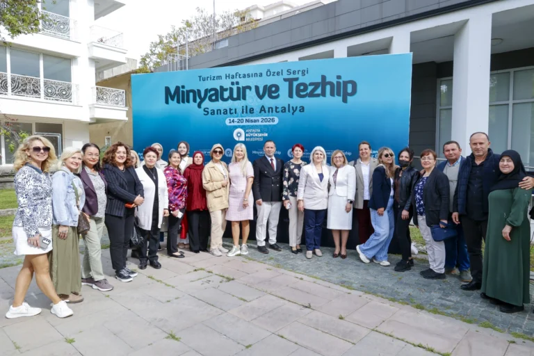 Antalya'da Turizm Haftası kapsamında açılan Minyatür ve Tezhip Sanatı Sergisi'nden bir görünüm
