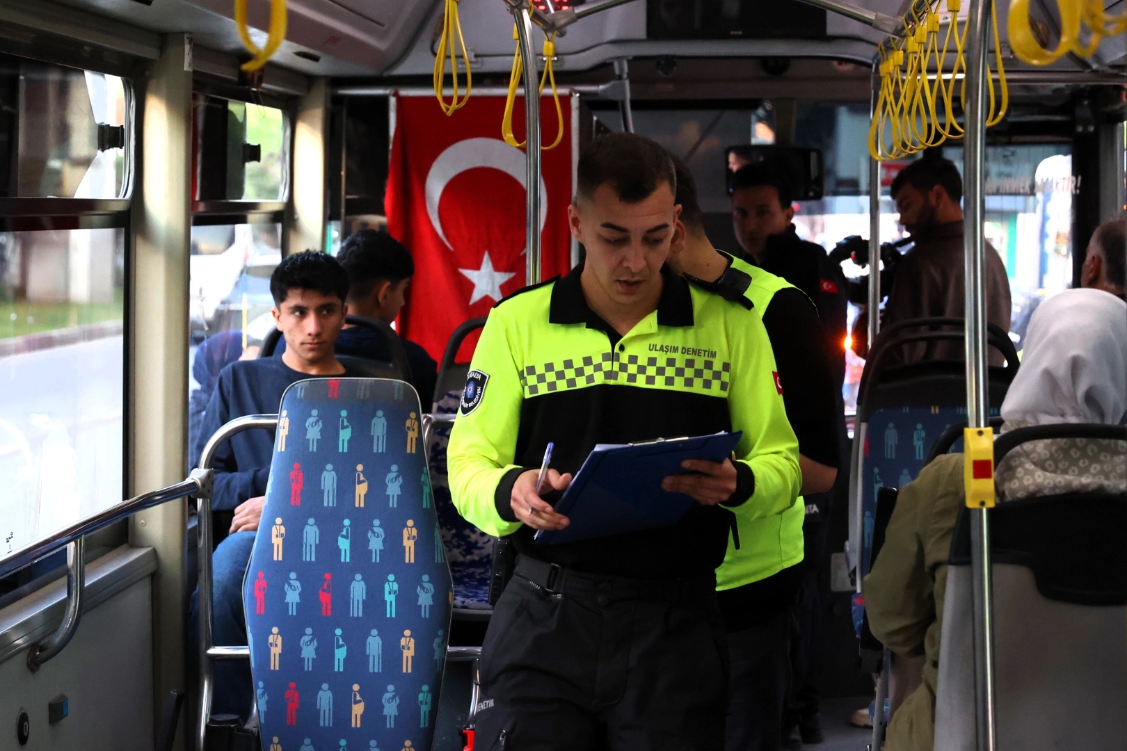 Antalya'da toplu taşıma araçlarına yönelik denetimler sürüyor, güvenlik ve konfor ön planda.