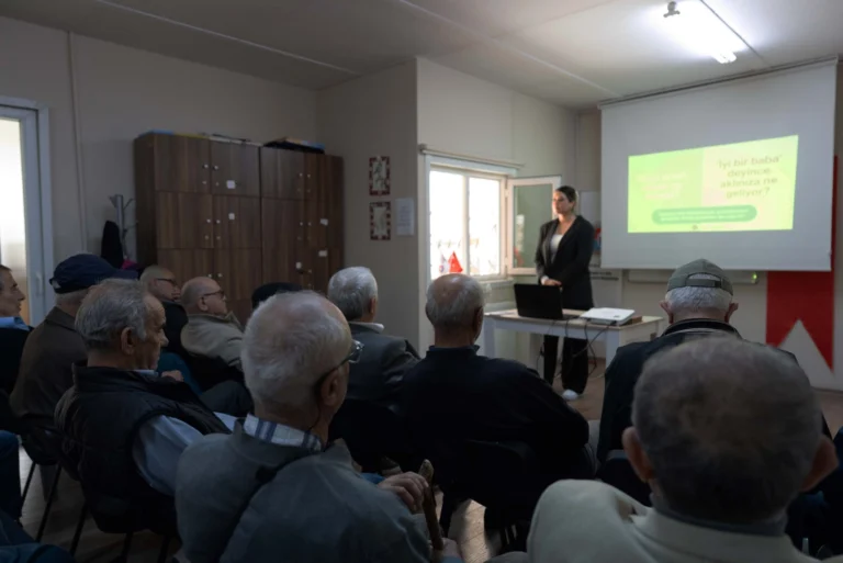 Maltepe Belediyesi babalık eğitimi semineri, babaların çocuk gelişimindeki eşit rolünü vurguluyor.