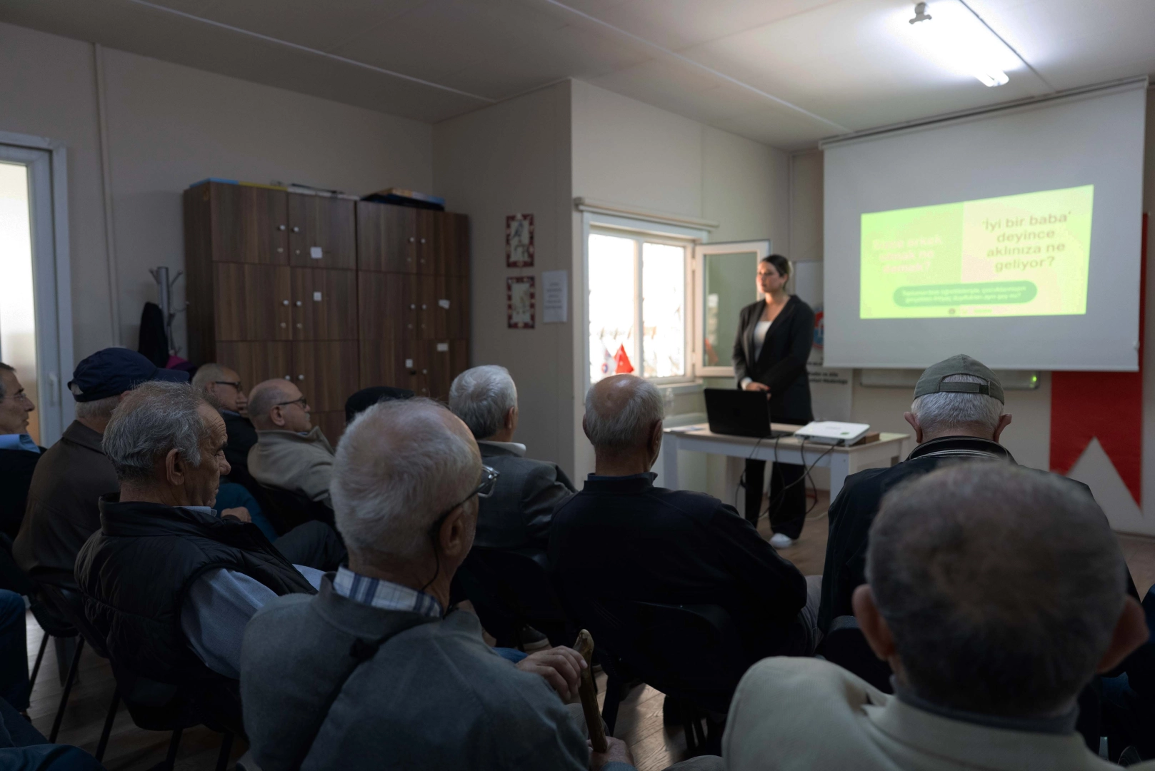 Maltepe Belediyesi babalık eğitimi semineri, babaların çocuk gelişimindeki eşit rolünü vurguluyor.