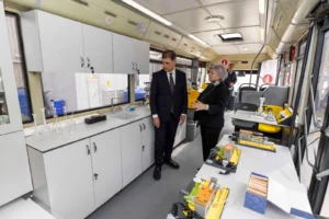 Gezici Bilim Otobüsü, İzmir'den Adıyaman'a hareket ederken Başkanlar tarafından uğurlanıyor.