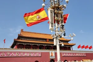 İspanya Başbakanı Pedro Sanchez ve Çin Devlet Başkanı Xi Jinping'in Pekin'de el sıkışırken çekilmiş resmi