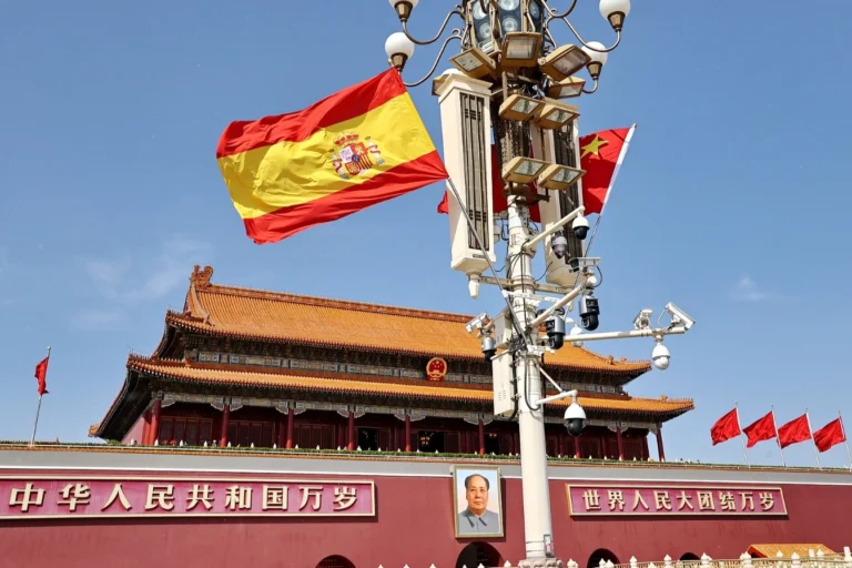 İspanya Başbakanı Pedro Sanchez ve Çin Devlet Başkanı Xi Jinping'in Pekin'de el sıkışırken çekilmiş resmi