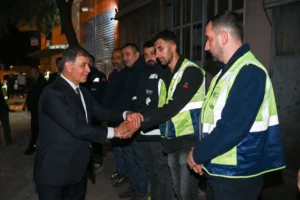Bornova Belediye Başkanı Ömer Eşki ve İzmir Büyükşehir Belediye Başkanı Cemil Tugay gece asfalt çalışmasını inceliyor