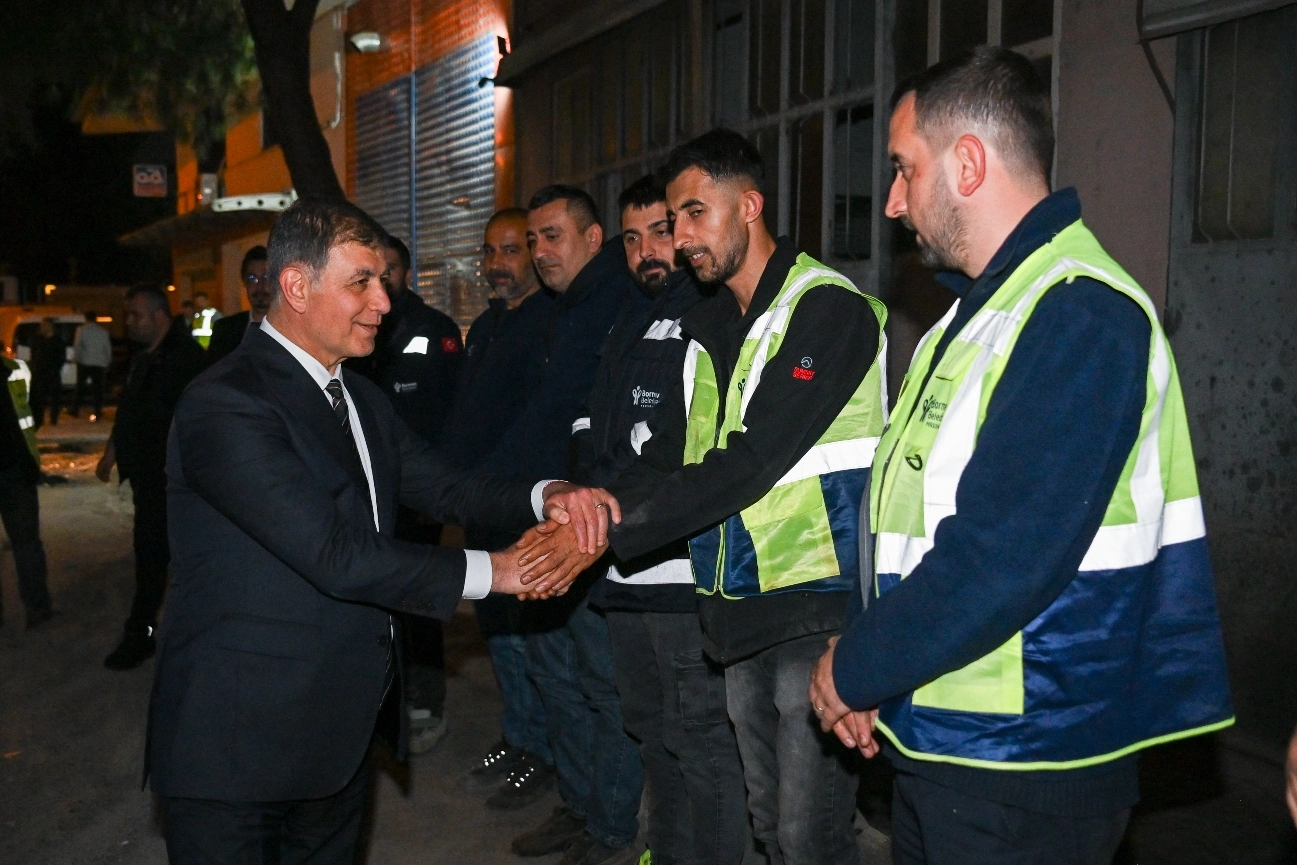 Bornova Belediye Başkanı Ömer Eşki ve İzmir Büyükşehir Belediye Başkanı Cemil Tugay gece asfalt çalışmasını inceliyor