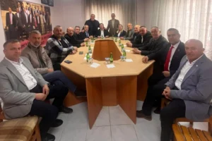 Keşan muhtarları ve esnaf odası başkanları bir araya gelerek Keşan'ın sorunlarına çözüm arayışında birlik ve beraberlik mesajı verdi.