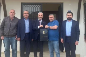 İzmit Belediye Başkan Yardımcısı ve heyeti muhtarları ziyaret ediyor