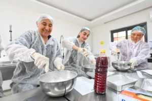 Mersin kan portakalı ile hazırlanan geleneksel Türk lokumu