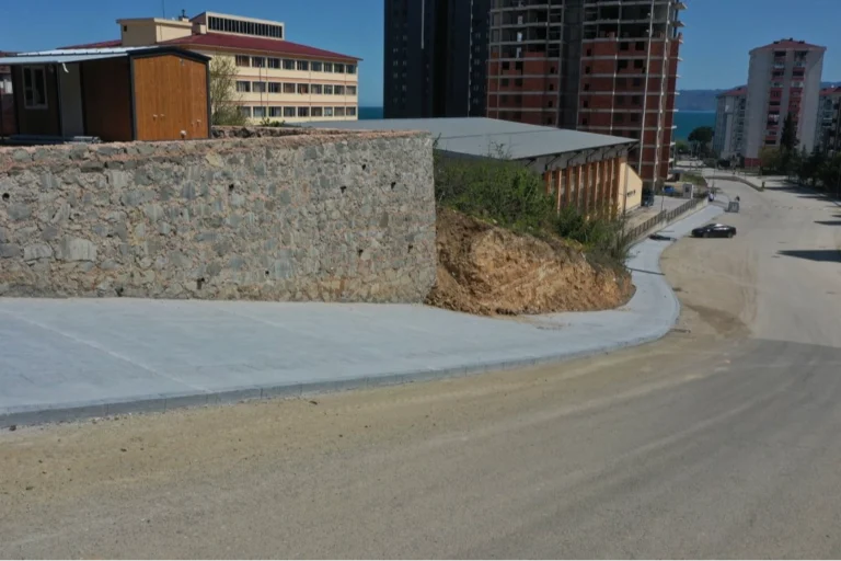 Fatsa Dolunay Mahallesi'nde tamamlanan baskı beton kaldırım çalışması