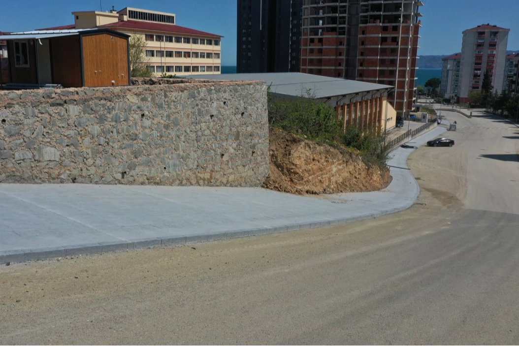 Fatsa Dolunay Mahallesi'nde tamamlanan baskı beton kaldırım çalışması