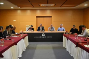 Antalya Büyükşehir Belediyesi'nin deniz ekosistemini korumak için başlattığı yapay resif projesi kapsamında denize indirilecek bloklar