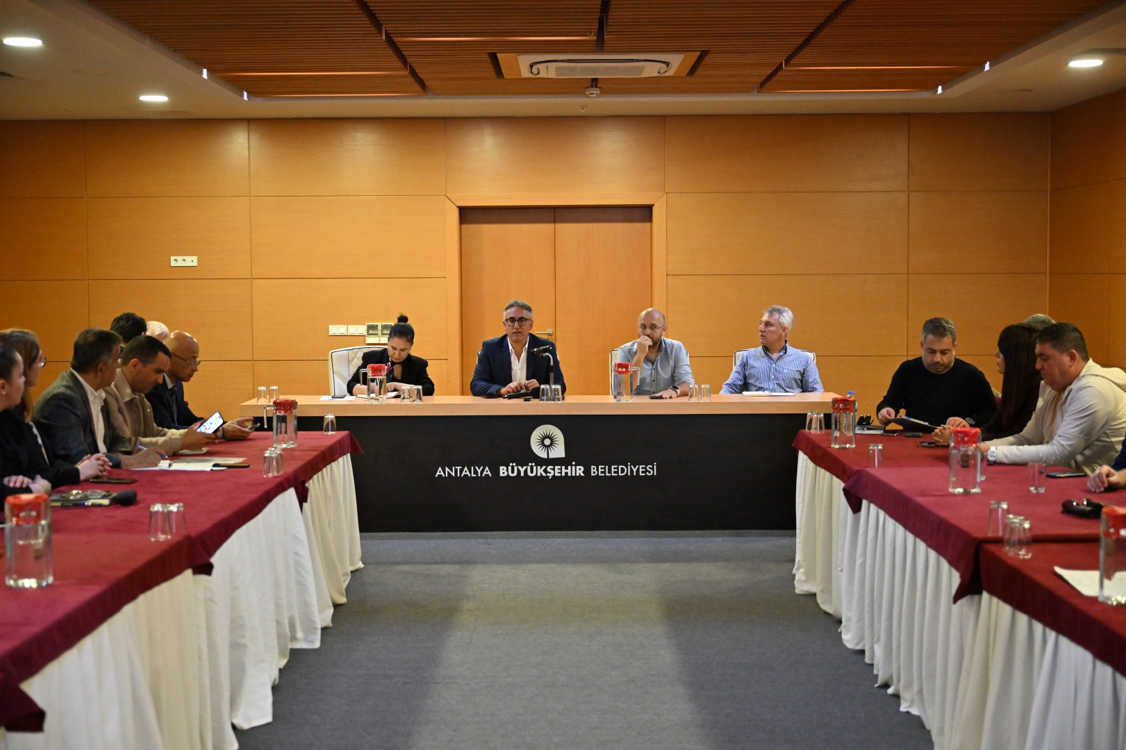 Antalya Büyükşehir Belediyesi'nin deniz ekosistemini korumak için başlattığı yapay resif projesi kapsamında denize indirilecek bloklar