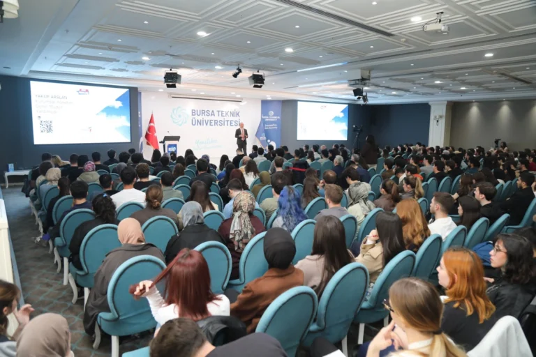 TUSAŞ Kurumsal Yönetim Genel Müdür Yardımcısı Yakup Arslan, gençlere yerli ve milli teknoloji hamleleri hakkında bilgi veriyor.