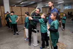 Karatay Kış Spor Okulları'na katılan öğrencilerin antrenman yaparken çekilmiş toplu fotoğrafı