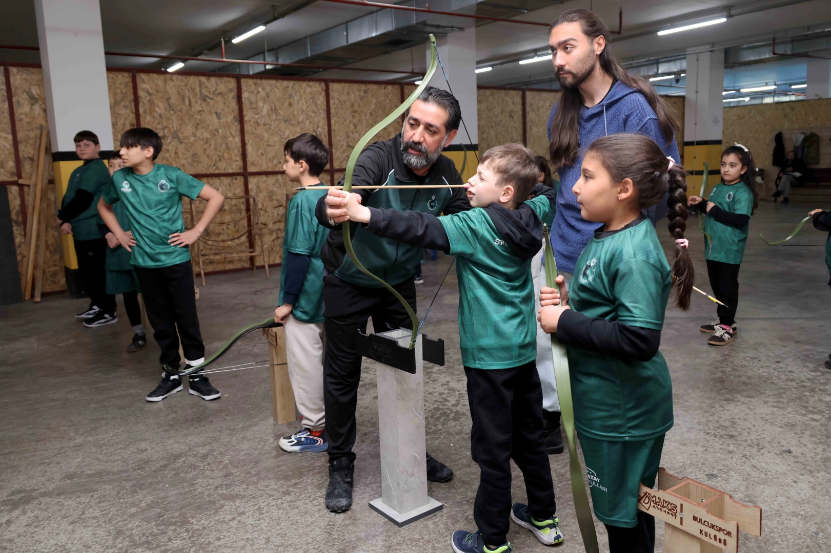 Karatay Kış Spor Okulları'na katılan öğrencilerin antrenman yaparken çekilmiş toplu fotoğrafı