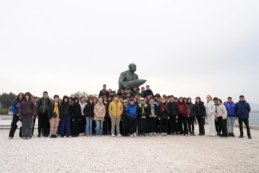 Maltepeli öğrencilerin Çanakkale Şehitliği'ni ziyaretinden bir kesit